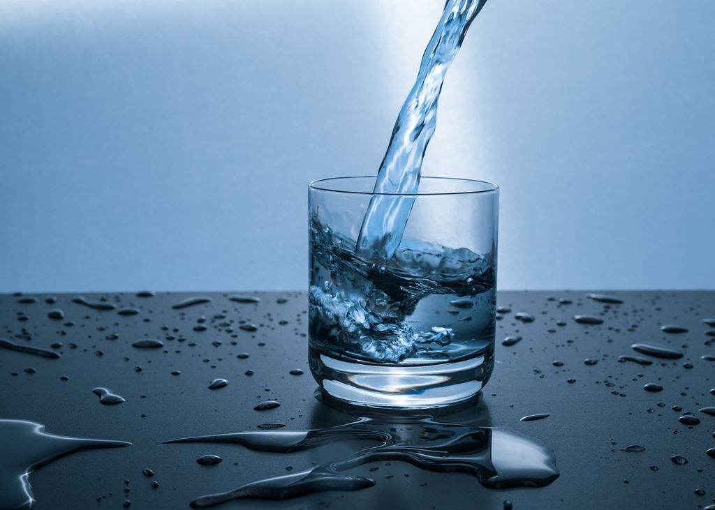“Agua vida en una gota” En el PAE fomentamos el consumo de agua, como mecanismo para generar bienestar