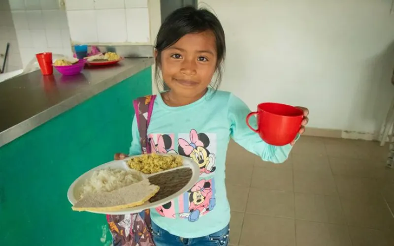 PAE alcanza 82 % de cobertura en 2025: 5,6 millones de estudiantes reciben alimentación escolar, la cifra más alta reportada por la UApA