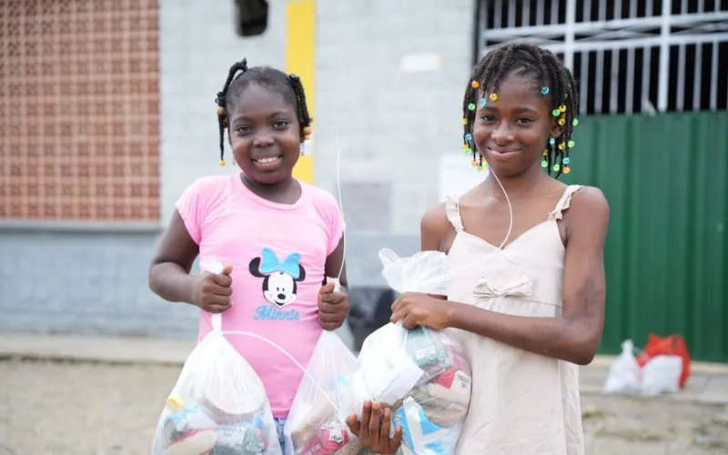 Gobierno del Cambio entrega canastas alimentarias a más de 21.600 estudiantes de Antioquia durante el receso escolar
